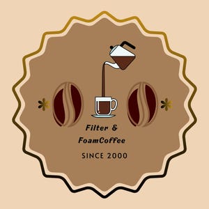 Puede incluir: Un emblema circular marrón con borde festoneado que presenta dos granos de café, una cafetera vertiendo líquido en una taza y el texto Filter & FoamCoffee SINCE 2000. El diseño utiliza tonos marrones, beige y negros sobre un fondo beige claro.