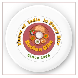 Puede incluir: Un logotipo circular blanco con un círculo granate central que contiene una ilustración de un plato thali indio con arroz, pan naan y varios cuencos de comida. El texto dice Flavor of India in Every Bite, Indian Bite y Since 1998.