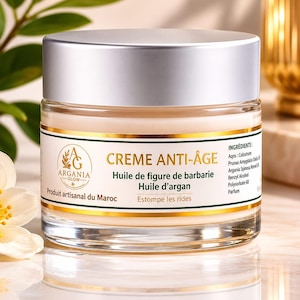 Peut inclure: Un pot en verre transparent de crème anti-âge avec un couvercle argenté. L'étiquette porte le texte Argania Glow, Creme Anti-Age, Huile de figure de barbarie, Huile d'argan, et liste des ingrédients comme le Colostrum, l'huile d'amande douce et l'huile d'argan.