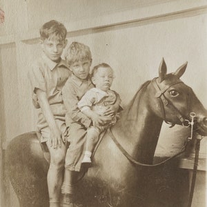 Original antike RPPC Fotografie | Jungen reiten