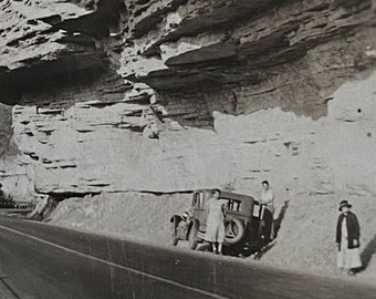 Original Vintage Fotografie | Es gab eine Straße zwischen einem Fluss und einer Klippe