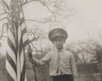 Fotografía antigua original / Niño con bandera
