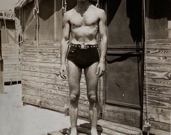 Original Vintage Photograph | On Base Physique