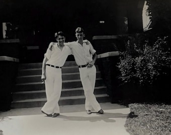 アメリカ軍人 白い制服を着たハンサムな海軍仲間が抱き合う写真 1940