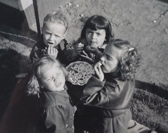 Original Vintage Photograph | Popcorn Eaters