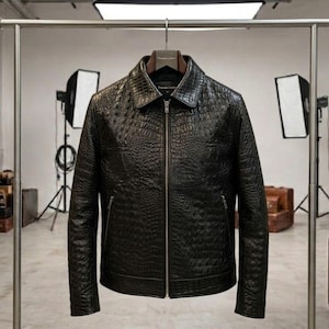 Herren Krokodilgeprägte schwarze Lederjacke | Exotische Alligator Textur Weiße Bikerjacke