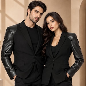 Peut inclure: Deux blazers noirs dotés de manches longues en cuir noir lisse. Chaque blazer présente un revers cranté, une fermeture à un bouton sur le devant et deux poches à rabat. Les blazers sont portés sur des chemises noires unies.