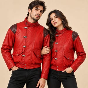 Giacca Biker Rossa in Pelle Fatta a Mano | Bomber Vintage Anni '80 con Fibbie e Patch Capsule