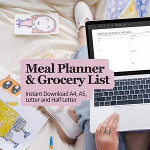 Op de afbeelding: Een laptop met een sjabloon voor een maaltijdplanner wordt op de schoot van een persoon gehouden. Het scherm toont een lay-out "SIMPLE WEEKLY MEALS". De afbeelding bevat ook de tekst "Meal Planner & Grocery List" en "Instant Download A4, A5, Letter and Half Letter."