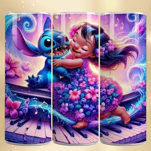 K&ouml;nnte beinhalten: Ein Becher mit einer lebendigen Illustration von Lilo und Stitch. Das Design zeigt Lilo, die Stitch umarmt, umgeben von Noten, Blumen und wirbelnden Wasserelementen. Die Farbpalette umfasst Blau-, Lila-, Rosa- und Goldt&ouml;ne.