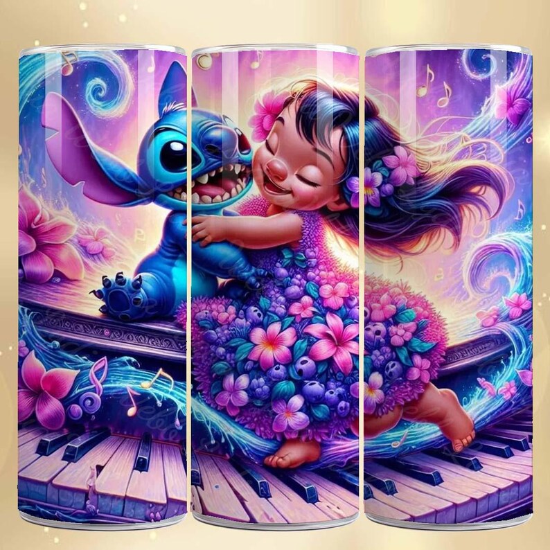 K&ouml;nnte beinhalten: Ein Becher mit einer lebendigen Illustration von Lilo und Stitch. Das Design zeigt Lilo, die Stitch umarmt, umgeben von Noten, Blumen und wirbelnden Wasserelementen. Die Farbpalette umfasst Blau-, Lila-, Rosa- und Goldt&ouml;ne.