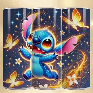 K&ouml;nnte beinhalten: Ein Becher mit einer lebendigen Illustration der Figur Stitch aus Lilo & Stitch. Das Design zeigt einen blauen Stitch mit rosa Ohren, umgeben von Schmetterlingen, Sternen und floralen Akzenten auf einem dunkelblauen Hintergrund.