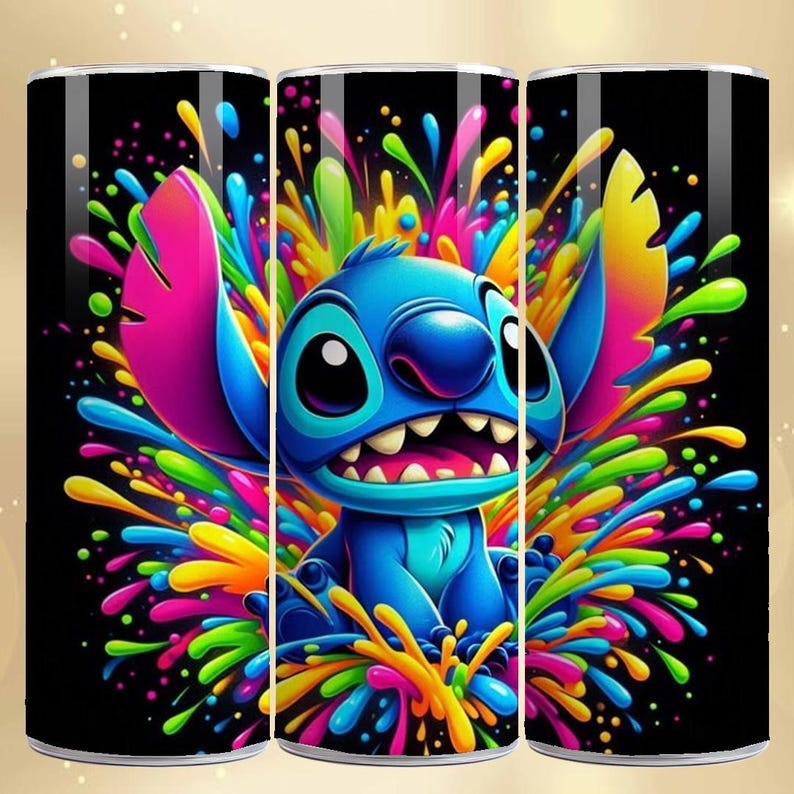 K&ouml;nnte beinhalten: Ein Becher mit einem blauen Cartoon-Charakter, der vor einem Hintergrund aus bunten Farbspritzern l&auml;chelt. Das Design zeigt Pink-, Gelb- und Gr&uuml;nt&ouml;ne auf schwarzem Hintergrund, was einen lebendigen Look erzeugt.