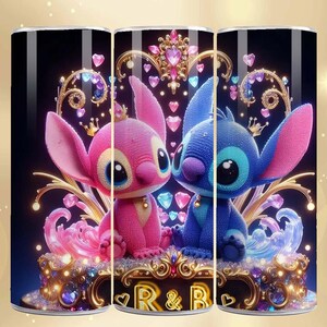 K&ouml;nnte beinhalten: Drei Becher mit einem rosa und blauen Cartoon-Charakter-Design. Die Charaktere sind mit Kronen und Juwelen geschm&uuml;ckt, vor einem dunklen Hintergrund mit goldenen Akzenten und dem Text "R & B". Die Becher sind mit Herzen und anderen dekorativen Elementen verziert.