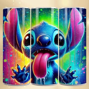 K&ouml;nnte beinhalten: Ein zylindrischer Becher mit einer lebendigen Illustration der Figur Stitch aus Lilo & Stitch. Das Design zeigt Stitch mit herausgestreckter Zunge vor einem farbenfrohen, abstrakten Hintergrund mit Regeneffekten. Der Becher ist zylindrisch.