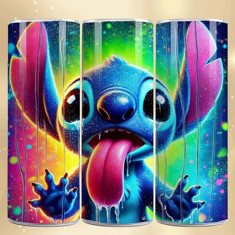 K&ouml;nnte beinhalten: Ein zylindrischer Becher mit einer lebendigen Illustration der Figur Stitch aus Lilo & Stitch. Das Design zeigt Stitch mit herausgestreckter Zunge vor einem farbenfrohen, abstrakten Hintergrund mit Regeneffekten. Der Becher ist zylindrisch.