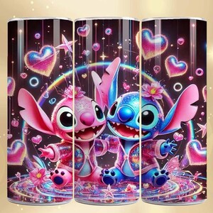 K&ouml;nnte beinhalten: Ein Becher mit einem lebendigen Design mit zwei Zeichentrickfiguren, einer rosa und einer blauen, umgeben von Herzen und einem Regenbogen. Die Figuren l&auml;cheln und tragen Jacken. Der Hintergrund ist dunkel mit bunten Akzenten.