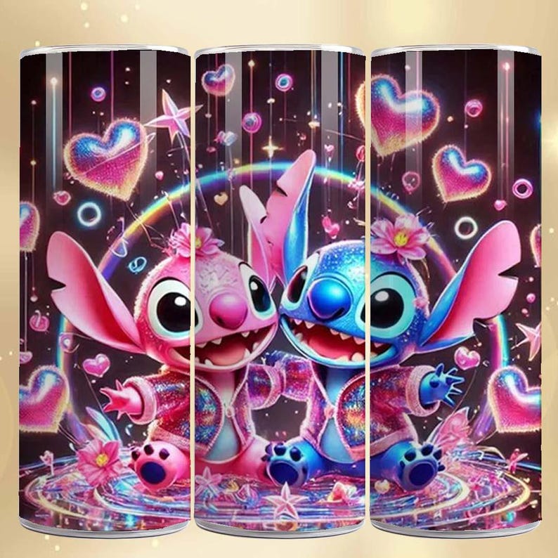 K&ouml;nnte beinhalten: Ein Becher mit einem lebendigen Design mit zwei Zeichentrickfiguren, einer rosa und einer blauen, umgeben von Herzen und einem Regenbogen. Die Figuren l&auml;cheln und tragen Jacken. Der Hintergrund ist dunkel mit bunten Akzenten.
