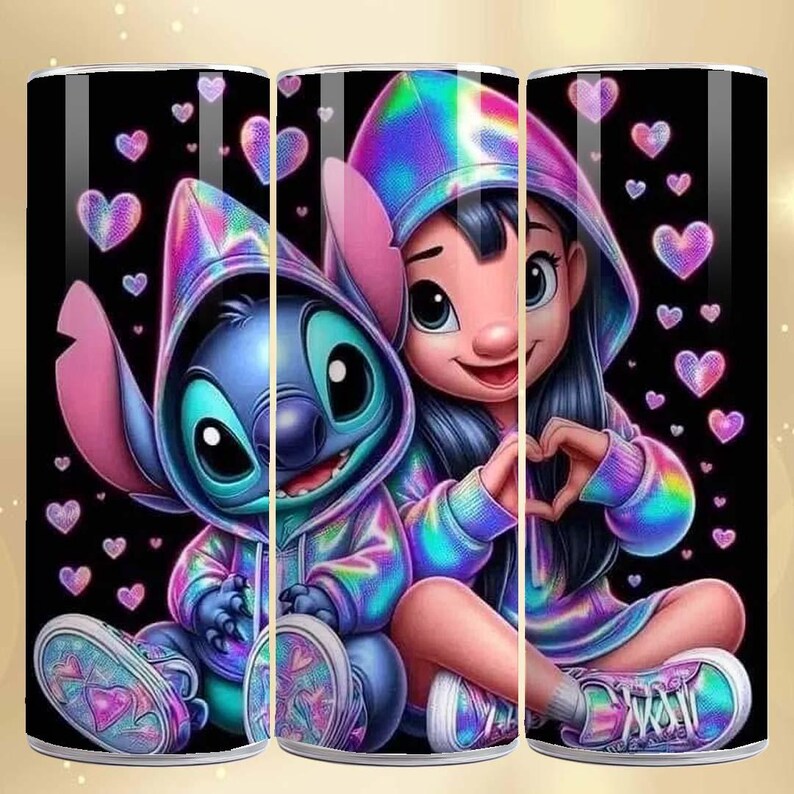 K&ouml;nnte beinhalten: Ein Becher mit Stitch und Lilo aus dem Disney-Film Lilo & Stitch. Die Charaktere tragen Regenbogen-Hoodies und Sneaker, vor einem schwarzen Hintergrund mit rosa und lila Herzen. Das Design ist lebendig und farbenfroh.