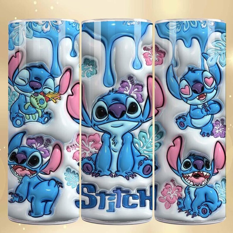 K&ouml;nnte beinhalten: Ein Becher mit einer blauen Cartoon-Figur, Stitch, mit rosa Ohren und verschiedenen Posen. Das Design umfasst blaue Tropfen, Blumen und das Wort "Stitch" in Blau. Der Hintergrund ist wei&szlig;.