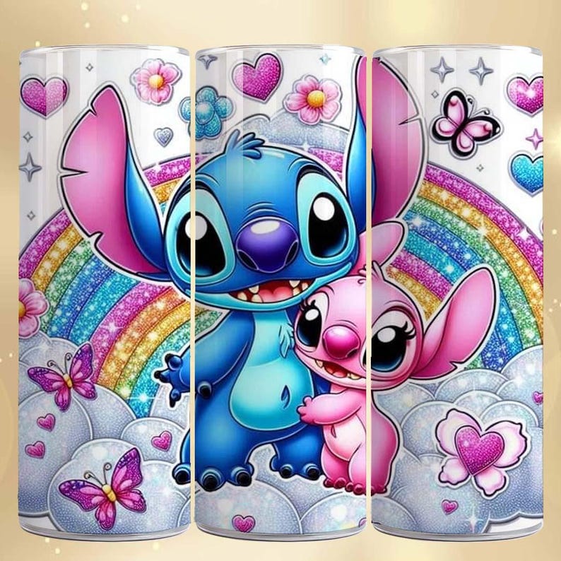 K&ouml;nnte beinhalten: Ein Becher mit einem farbenfrohen Design mit den Charakteren Stitch und Angel aus Lilo & Stitch. Das Design umfasst einen Regenbogen, Schmetterlinge, Herzen und Blumen in Rosa-, Blau- und Lilat&ouml;nen. Der Hintergrund ist wei&szlig; mit flauschigen Wolken.