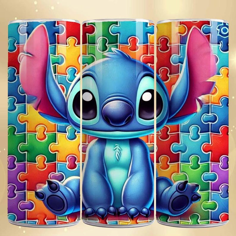 K&ouml;nnte beinhalten: Ein zylindrischer Becher mit der Figur Stitch aus Lilo & Stitch. Der blaue Au&szlig;erirdische ist vor einem farbenfrohen Puzzlespiel-Hintergrund platziert. Der Becher scheint aus Metall oder einem &auml;hnlichen Material zu bestehen.