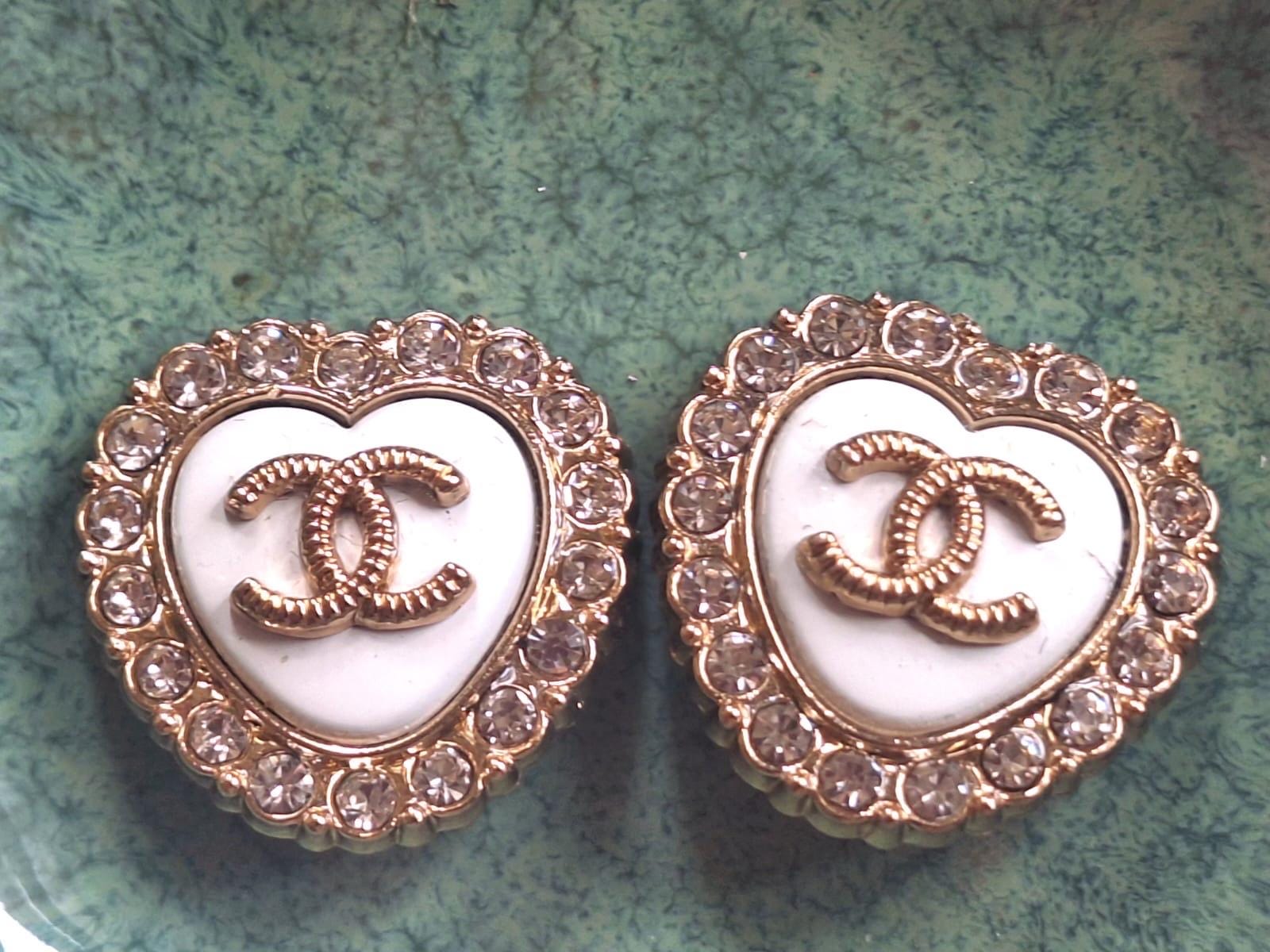 Gucci upcycled Gold Snap Hair Clips Round Embossed Medallions - Set GUC1629868_1_enlarged.jpg?auto  main image 2