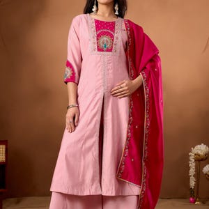 Completo Anarkali Kurti in seta romana rosa con ricami a più fili.