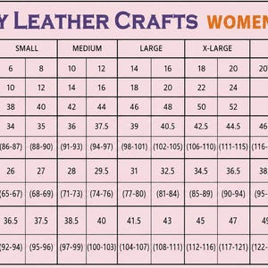 Pu&ograve; includere: Una tabella delle taglie Gentry Leather Crafts per abbigliamento, con una griglia che include colonne dalla X-Small alla 3X. Elenca le equivalenze delle taglie US, AU/UK ed EU, insieme alle misure di busto, vita e fianchi in pollici e centimetri.