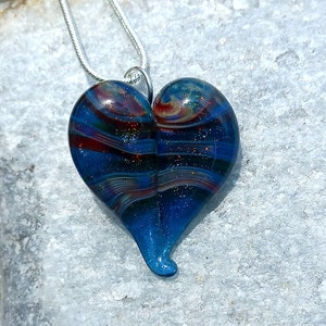 Wisiorek w kształcie serca ze szkła, naszyjnik z biżuterią Flamework Lampwork, ręcznie dmuchany, Boro SRA, lśniący błękit z nutą czerwieni i fioletu
