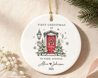 Enfeite de Natal "Primeiro Natal em Nossa Casa Nova", Enfeite de Natal para Casa Nova, Lembrança da Nossa Primeira Casa, Primeira Casa 2026, Presente de Natal de Casamento