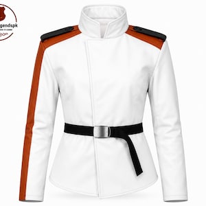 Könnte beinhalten: Eine weiße Jacke mit Stehkragen, schwarzen Schulterklappen und orangefarbenen vertikalen Streifen an den Ärmeln. Die Jacke verfügt über einen schwarzen Taillengürtel mit silberner Schnalle und das Logo LeatherLegendspk in der oberen linken Ecke.