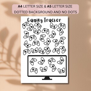 Puede incluir: Una hoja de seguimiento de juegos imprimible con el texto Gaming Tracker en la parte superior, que presenta numerosos iconos de mandos de juego en blanco y negro dispersos sobre y dentro de un gran contorno de pantalla de televisión con fondo punteado.