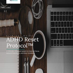 Può includere: Vista dall'alto di una scrivania in legno con un laptop, una tazza di caffè e una lente d'ingrandimento. Il testo "ADHD Reset Protocol" è visualizzato in modo prominente. Altri elementi includono penne, un mouse e un blocco note. L'immagine è uno scatto promozionale per una guida clinica.