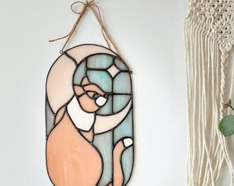 Atrapasueños de gato naranja en vidrieras – Decoración de ventana con luna, arte en tonos pastel