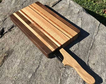 Wood Cutting Board with Onboard Bread Knife Storage