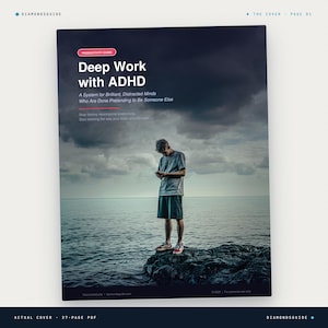 Può includere: Una copertina di guida alla produttività digitale intitolata Deep Work with ADHD, A System for Brilliant, Distracted Minds Who Are Done Pretending to Be Someone Else. L'immagine mostra una persona in piedi su una roccia scura nell'oceano.