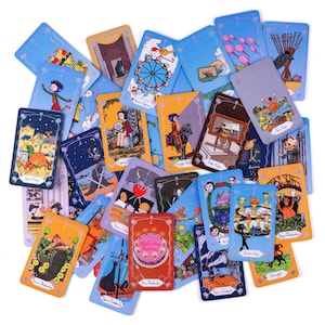 Puede incluir: Una colecci&oacute;n de cartas de tarot ilustradas esparcidas en un mont&oacute;n, con diversos personajes, escenas coloridas e im&aacute;genes simb&oacute;licas. Cada carta rectangular muestra ilustraciones &uacute;nicas con bordes, incluida una carta con un pastel rosa y texto.