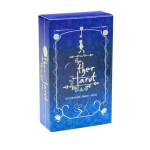 Puede incluir: Una caja rectangular de cartas de tarot en tonos azules con un marco de l&iacute;neas blancas que incluye botones, una llave y una figura silueteada. El texto dice the other tarot A CORALINE TAROT DECK. El fondo tiene un patr&oacute;n sutil de iconos.