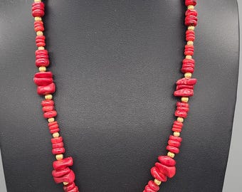 Conjunto de collar y pendientes de coral rojo. Collar llamativo de coral bambú. Joyería en tonos rojos y dorados. Conjunto de joyería de coral auténtico.