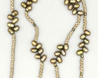 Collar de bronce color oliva con colgante de corazón de gema serpentina. Collar de perlas de agua dulce con cuentas. Collar largo con colgante de corazón.