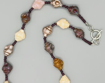 Collar de concha de cristal checo. Morado, crema, rosa. Collar corto. Collar playero multicolor. Collar de concha Murex.