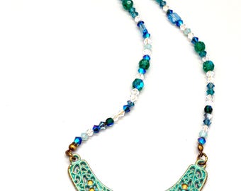 Collar de cristal en verde azulado y turquesa. Collar con colgante de pátina azul cobre Mykonos con cristales colgantes.