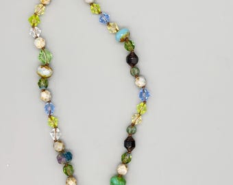 Collar multicolor de cristal checo y cristal. Collar anudado con pequeño colgante. Joyería de cuentas de 48 cm para primavera y verano.