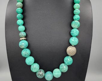 Collar llamativo de ágata turquesa. Cuentas graduadas con plata de ley y detalles de tribus montañesas tailandesas. Collar de plata y piedras preciosas.