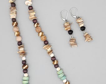 Conjunto de collar y aretes de cuentas de concha. Cuentas de concha, madera, coco y cerámica color espuma de mar. Joyería de doble vuelta. Joyería playera y natural.