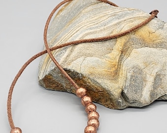 Collar de cordón de cuero y cuentas de cobre. Collar de cuero marrón envejecido y cuentas de cobre etíopes. Collar corto de cuero y metal.