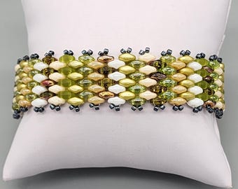 Banda de cuentas de semillas en verde manzana, blanco, crema, hematita y dorado. Pulsera de cuentas Superduo. Pulsera ajustable de peyote.