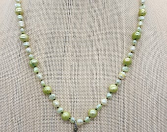 Collar de perlas de agua dulce verdes anudadas: colgante de oro antiguo