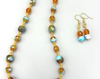 Conjunto de joyas con cuentas de cristal checo en dos colores: azul aguamarina y miel. Conjunto de collar y pendientes. Collar corto. Pendientes colgantes.